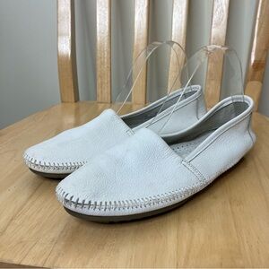 Minnetonka white pebbled leather moccasins flats 9